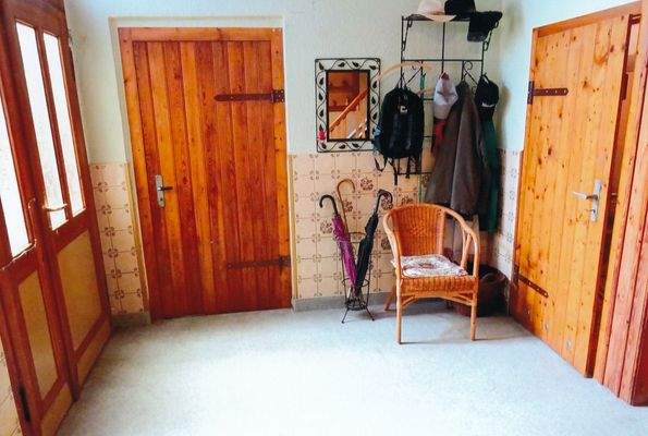 Eingangsbereich m.Tür zur Garage