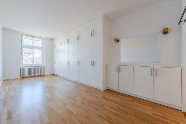 Schlafzimmer mit hochwertigen Einbauschränken