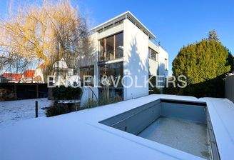 Außenansicht mit Pool