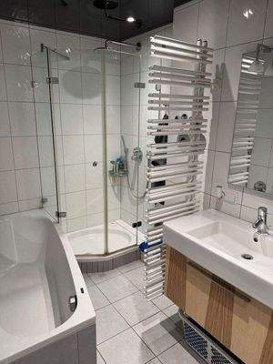Bad mit Dusche + Badewanne aktuell