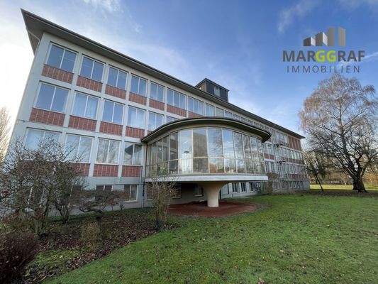 Bürogebäude mit Besucherterrasse