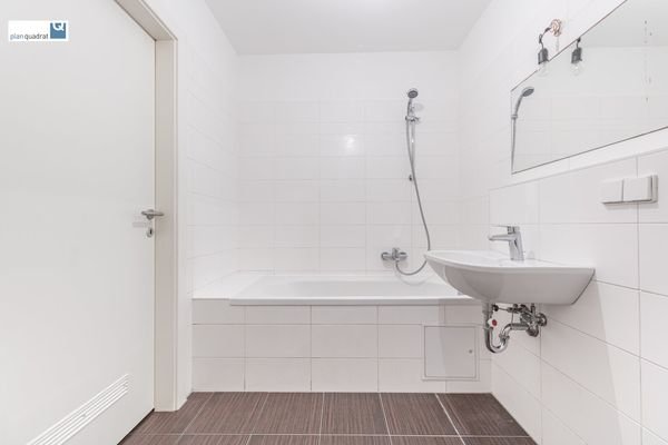 Badezimmer (ca. 5,40 qm) mit Waschbecken, Badewanne und Toilette