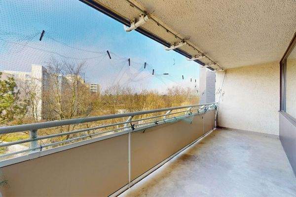 Großzügiger Balkon mit viel Sonne