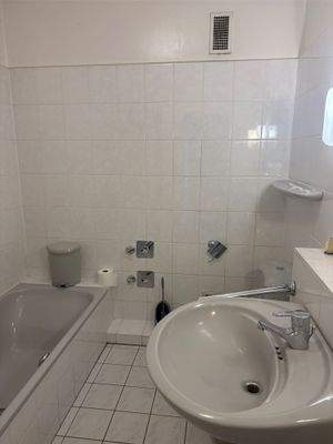 Bad mit Wanne und Dusche