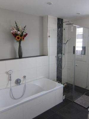 Bad m. Dusche u. Wanne