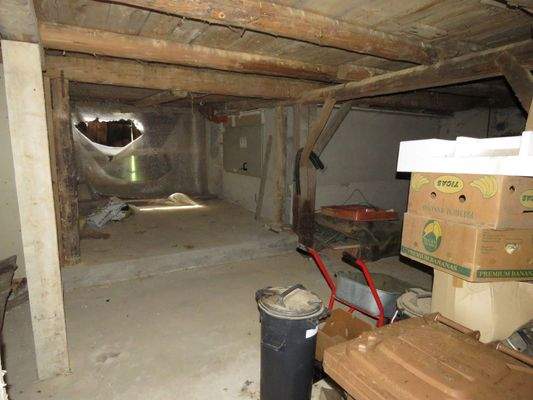 ehemaliger Stall mit Tor zum Grundstück  