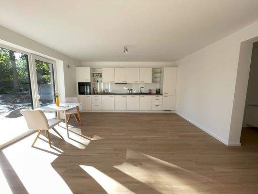 offener Wohnbereich mit moderner Küche