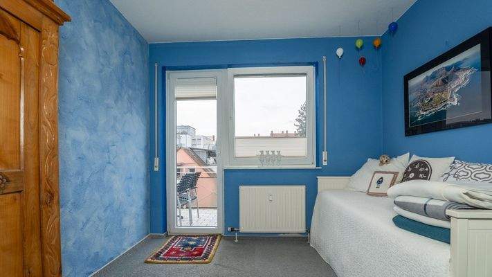 Kinderzimmer 1 mit Zugang zum Balkon