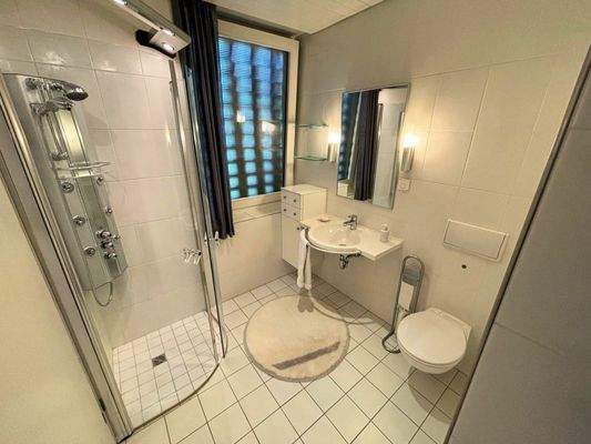 Modernes Bad mit bodenebener Dusche