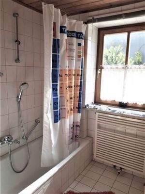 Tageslichtbad mit Wanne B2