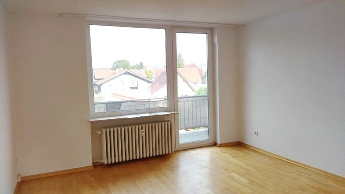 Wohnzimmer mit Balkon