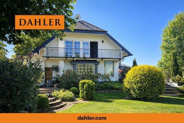 Ansicht der repräsentativen Villa mit gepflegten G