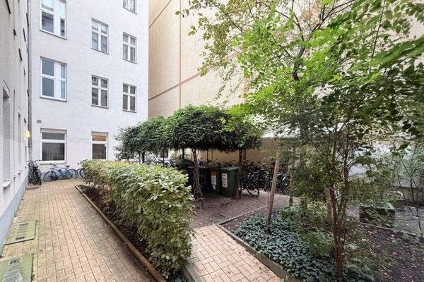 Begrünter Innenhof mit Fahrradstellplätzen