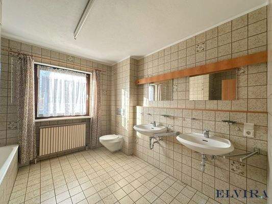 Badezimmer mit Dusche und Badewanne im Obergeschoss