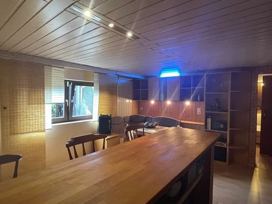 Partyraum mit Bar und Essecke