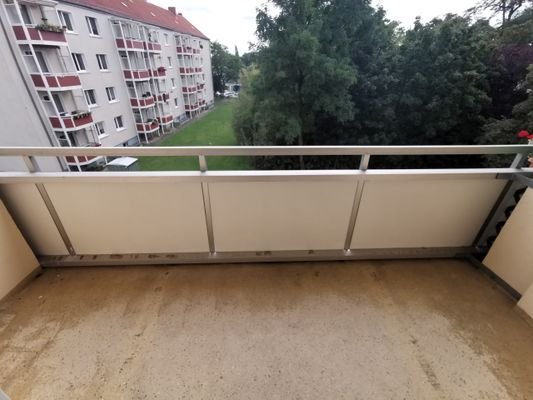 Großzügiger Balkon mit Blick ins Grüne