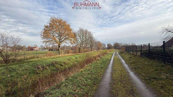 Feldweg in direkter Hausnähe