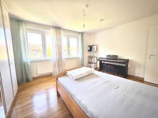 geräumiges Schlafzimmer