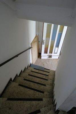 Haus 2 Treppe zur Zweizimmerwohnung im OG