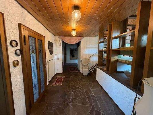 Flur EG mit Aufgang in Wohnbereich