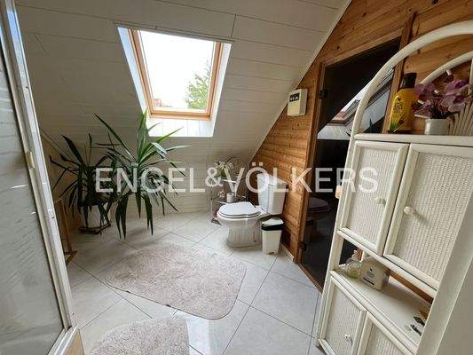 Duschbad mit Sauna im OG