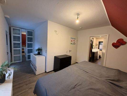 Schlafzimmer mit Zugang zur Terasse