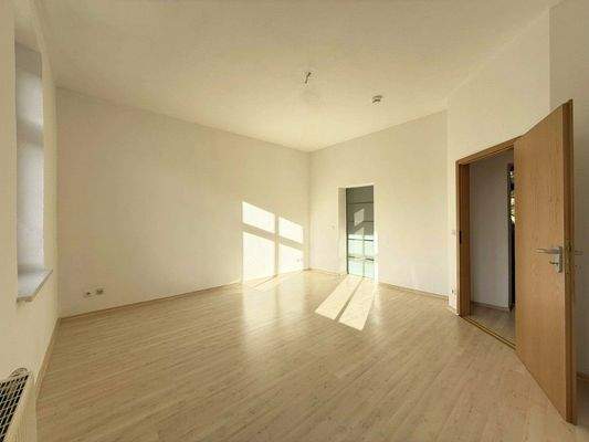 Wohnzimmer mit Zugang Küche