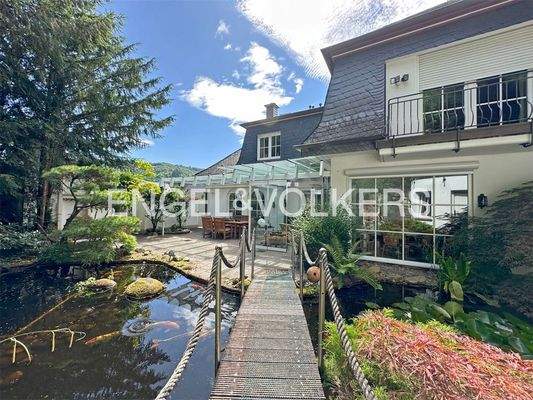 Rückseitiger Garten mit Koiteich
