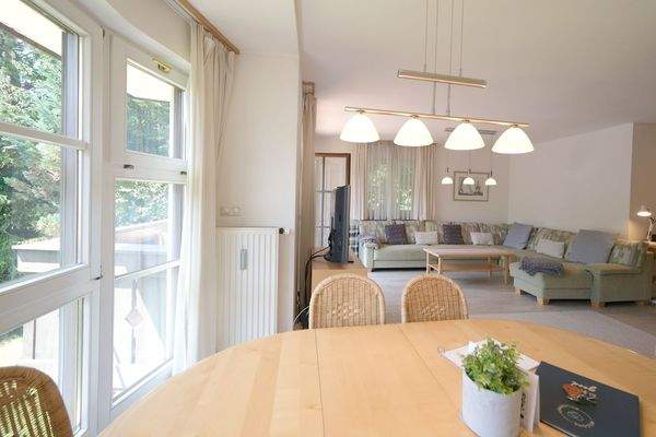 Heller Essbereich im Erker 