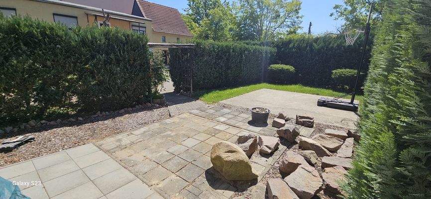 Basketballplatz und weitere Terrassenfläche