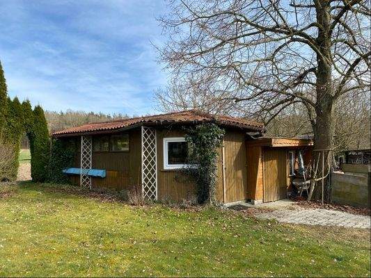 ehemaliges Bienenhäuschen im Garten