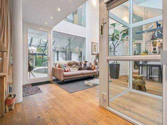 Sitzbereich mit Aufzug