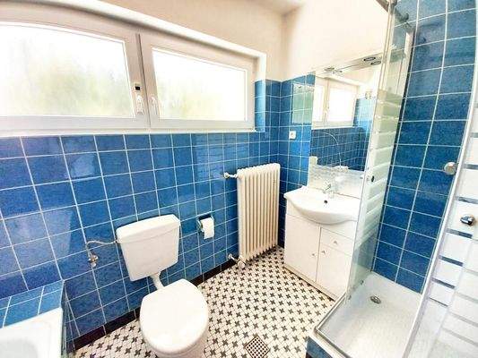 Badezimmer mit Wanne und Dusche