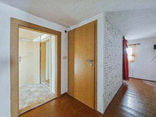 Flur 2 a (rechte Tür führt ins EG)