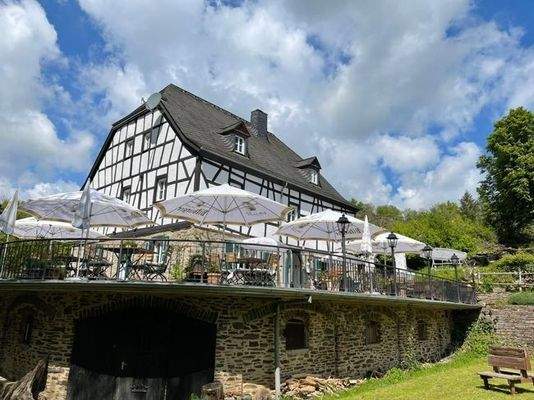 Pyrmonter Mühle Terrasse zu Wasserfall 