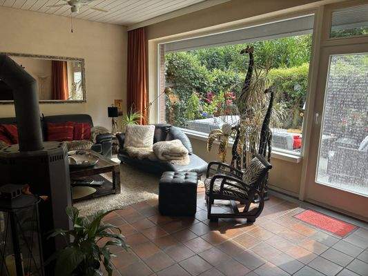 Wohnzimmer mit Zugang auf die Terrasse