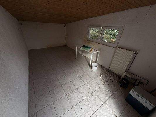 rechte Garage (Hobbyraum)