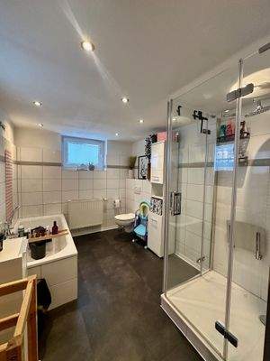 Geräumiges Bad mit Dusche & Wanne