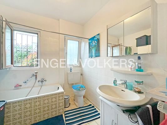 Tageslichtbad mit Wanne im EG