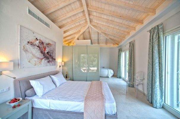 Schlafzimmer mit en suite Bade.png