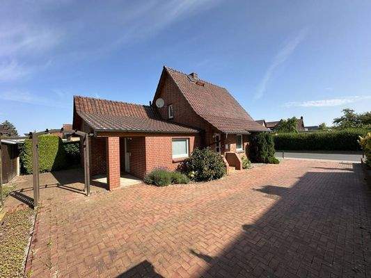 ca. 50 m² große Zufahrt mit ausreichend Stellflächen