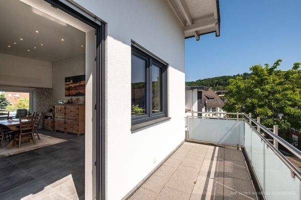 Balkon zur Hausfront