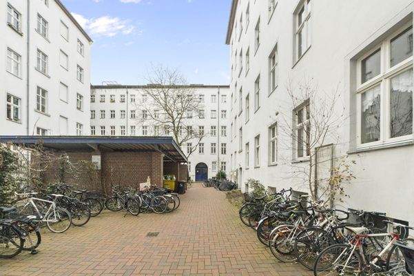 Hof mit Müllstandshaus