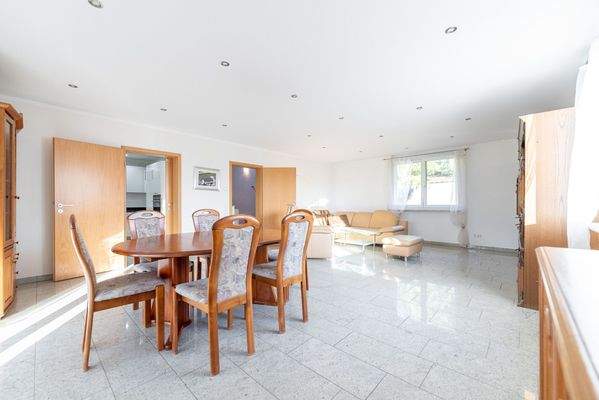 Esszimmer mit Küchenzugang