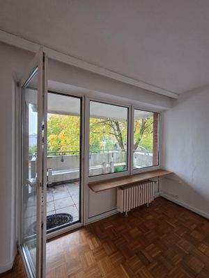 Esszimmerbereich mit Balkonzugang