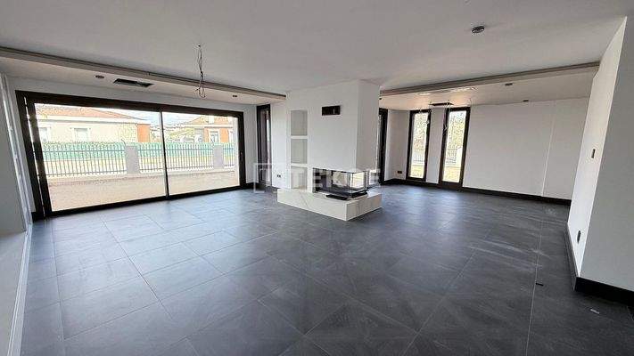 Elegant Semi-Detached Villas with Private Pools in İzmir