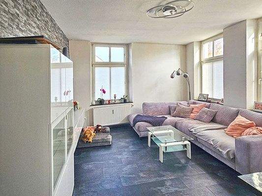 1. OG: geräumiges Wohnzimmer
