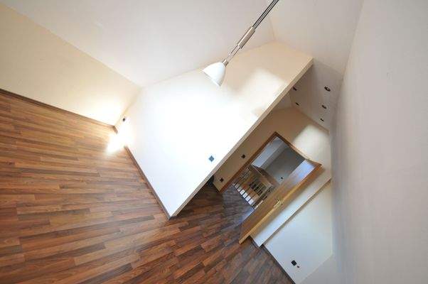 Zimmer auf der Ostseite des DG mit Blick zur Treppenanlage