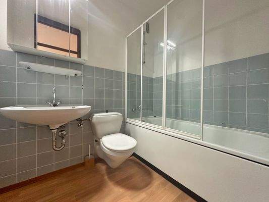 Helles Bad mit Duschwanne!