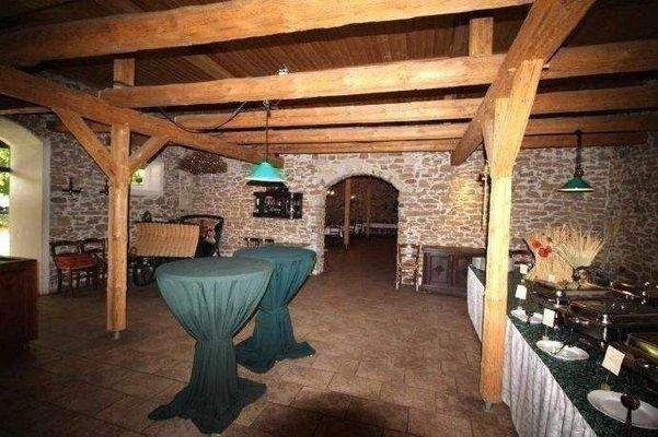 Eingangsbereich und Buffetraum der Partyscheune (2